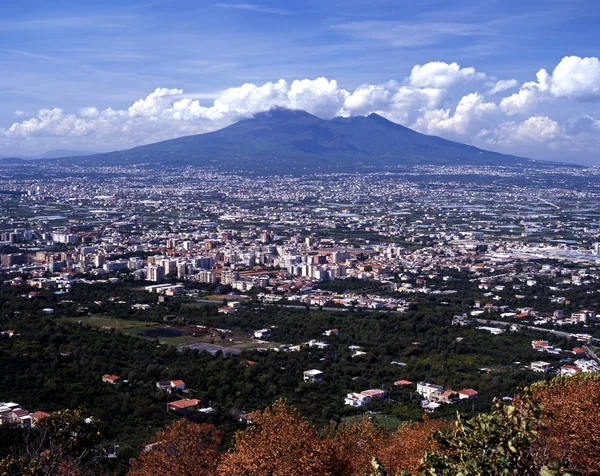 Monte Vesubio a la fértil llanura al sur de Nápoles, Italia . — Foto de Stock