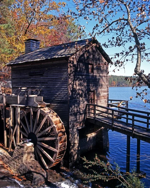 Waterwheel y lago en Stone Mountain Park, Stone Mountain, Atlanta . — Foto de Stock