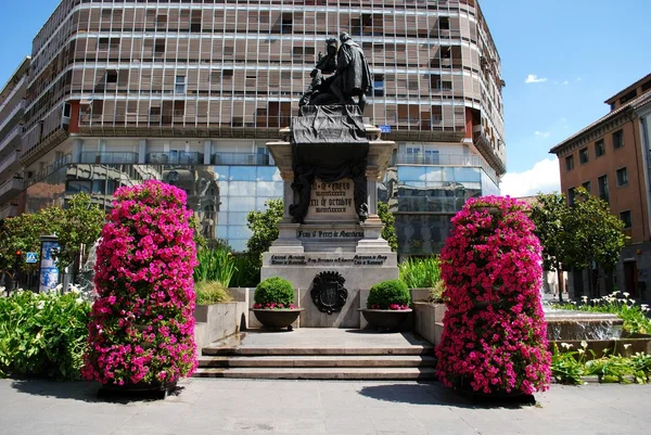 Památník Ferdinandu a Isabelly v Plaza Isabel La Catolica, Granada. — Stock fotografie