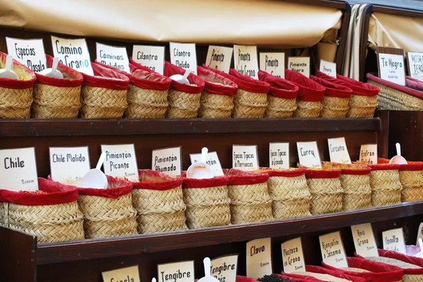 Specialiteiten kruiden en specerijen in rieten manden in een winkel in het stadscentrum, Granada. — Stockfoto