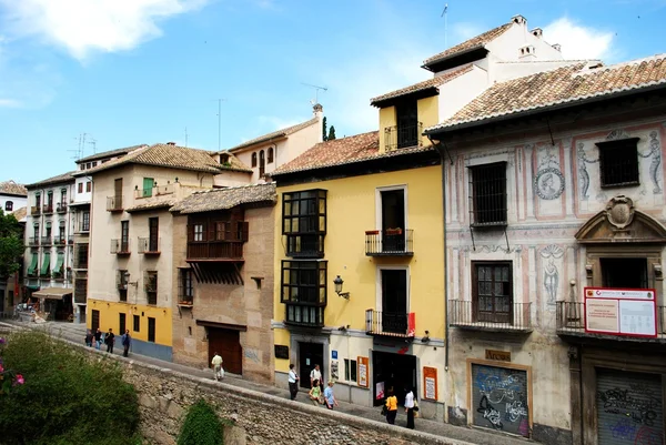 Pemandangan bangunan sepanjang Carrera del Darro di Albaicin, Granada . — Stok Foto