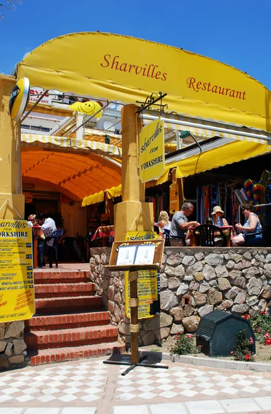 Touristen entspannen sich in einem Straßencafé entlang der Promenade, benalmadena. — Stockfoto