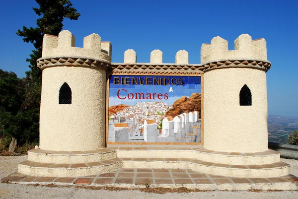 Bienvenue à Comares signe en céramique entre deux tours de château ornementales, Comares . — Photo