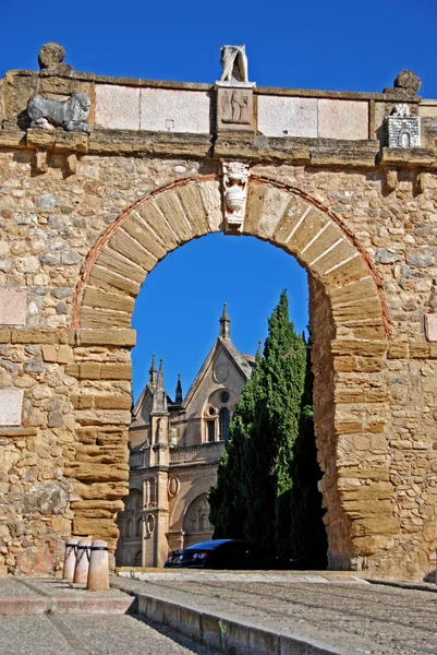 Santa Maria kiliseye doğru Giants kemer (Arco de los Gigantes) ile görünümü, Antequera. — Stok fotoğraf