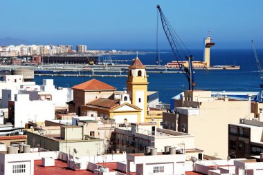 Bağlantı noktası ve Akdeniz, Almeria doğru şehir rooftops üzerinde göster.