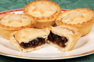 Yeşil bir arka plan beyaz tabakta Pies kıyma.