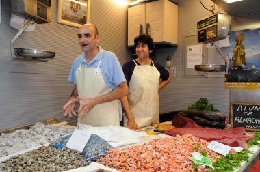 Kapalı pazarda balık tezgahı (Mercado de Atarazanas), Malaga.