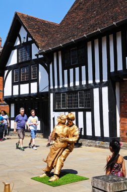 John ve Yoko pandomim sanatçıları Henley Street, Stratford-Upon-Avon.