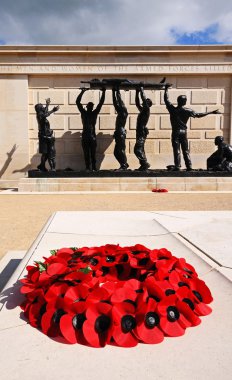 Arka heykel ile silahlı kuvvetler Anıtı iç daire içinde haşhaş çelenk, Ulusal Memorial Arboretum, Alrewas.