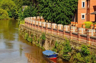 Wye Nehri boyunca sel savunma duvarı bariyeri, Hereford.