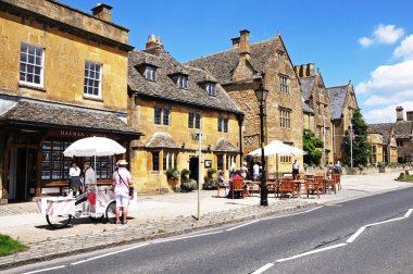 Arka, Broadway Lygon Arms Hotel ile High Street boyunca Dondurma satıcı ve kaldırım kafe.