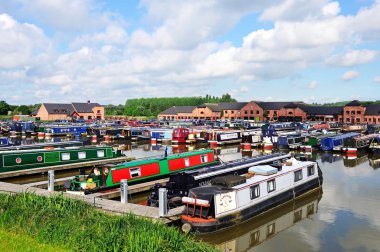 Arka, Barton Marina, Barton-under-Needwood dükkanlar, barlar ve restoranlar ile kanal havzasında kendi demirleme dar tekneler.