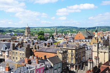 Oxford Üniversitesi St Mary Kilisesi spire şehir çatılardan üzerinde göster.
