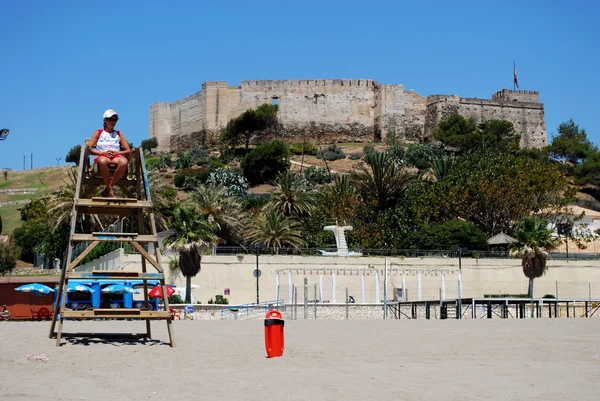 Salvavidas en una torre de madera en la playa con el castillo de Sohail en la parte trasera, Fuengirola . —  Fotos de Stock