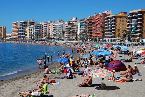 Vacaciones relajantes en la playa con hoteles y apartamentos en la parte trasera, Fuengirola — Foto de Stock