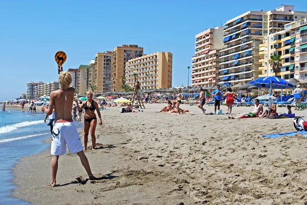 Vacaciones relajantes en la playa con hoteles y apartamentos en la parte trasera, Fuengirola . — Foto de Stock