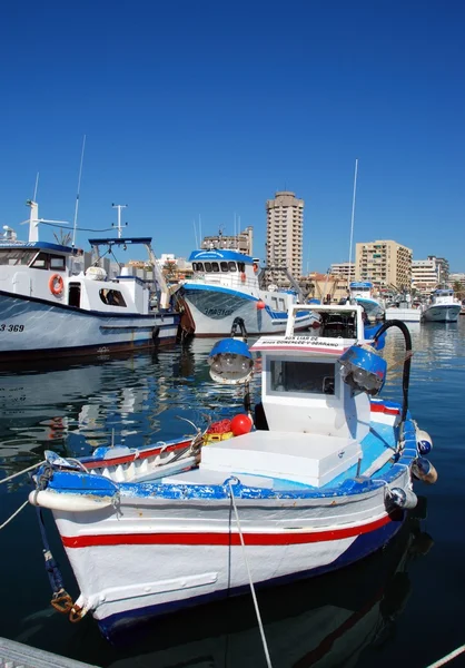 Barcos de pesca y arrastreros tradicionales en el puerto de Fuengirola . —  Fotos de Stock