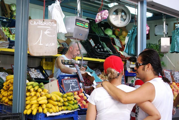 Customer being served at a fruit and veg stall in the indoor market (Mercado de Atarazanas), Malaga. — Stock Photo, Image