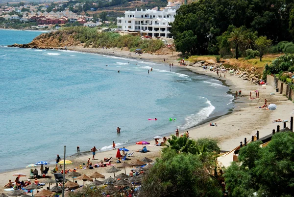 Güneş, Estepona rahatlatıcı tatilciler ile plaj Yükseltilmiş görünümü.