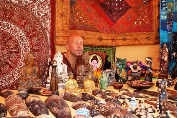 Schmuckstand auf dem Mittelaltermarkt, Stacheldraht. — Stockfoto