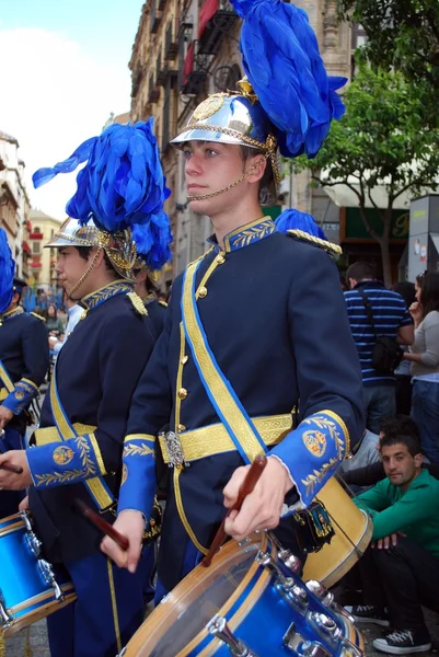 Medlemmar i San Esteban Brotherhood-bandet marscherar genom stadens centrum gator under Santa Semana, Sevilla. — Stockfoto
