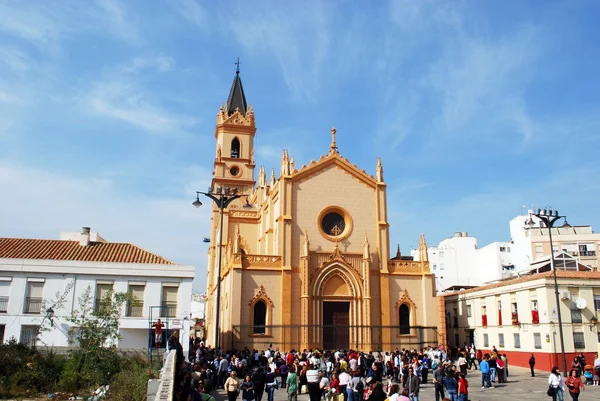 Tłumy czekają na zewnątrz kościoła San Pablo (Święty Paweł) dla pływaka podczas tygodnia Santa Semana, Malaga. — Zdjęcie stockowe