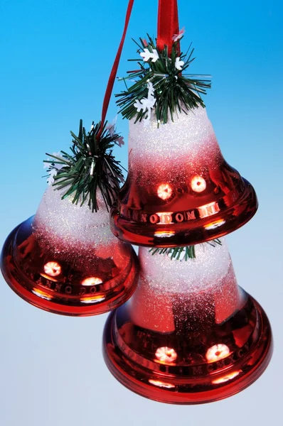 Vermelho e branco Natal sinos decoração . — Fotografia de Stock