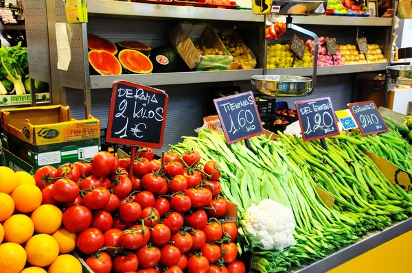 Fruit and vegetable stall in the indoor market (Mercado de Atarazanas), Malaga. — Stock Photo, Image