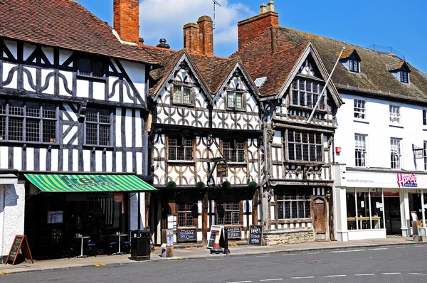 Edifícios Tudor ao longo da High Street, incluindo o Garrick Hotel, Stratford-Upon-Avon . — Fotografia de Stock