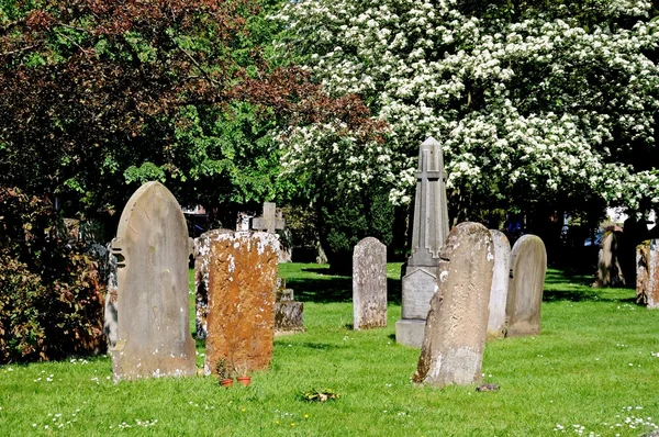 Kutsal Teslis Kilisesi'nin bahçesindeki mezar taşları, Stratford-Upon-Avon. — Stok fotoğraf