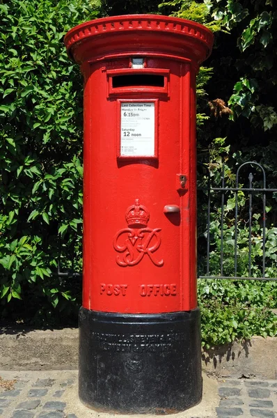 伝統的な赤いポストボックス、ストラトフォード・アポン・エイボン. — ストック写真