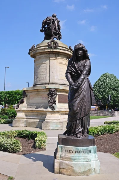 Szekspir memorial autorstwa pana Ronald Gower w brąz i kamień 1888 w ogrodach Bancroft z Lady Makbet na pierwszym planie, Stratford-Upon-Avon. — Zdjęcie stockowe