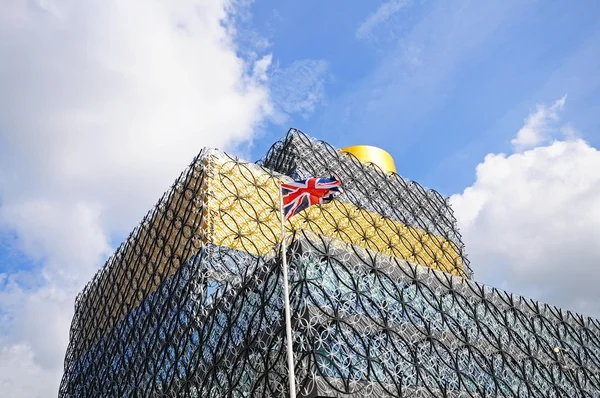 Biblioteca de Birmingham com uma bandeira britânica em primeiro plano, Praça do Centenário, Birmingham . — Fotografia de Stock