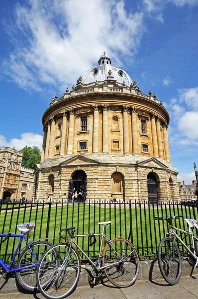 Blick auf die Radcliffe-Kamera mit am Geländer angelehnten Fahrrädern, Oxford. — Stockfoto
