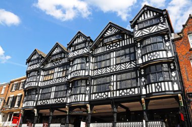 Bridge Street, Chester boyunca Grosvenor Alışveriş Merkezi'nin ön cephesi.