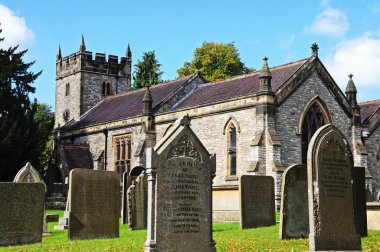 Holy Trinity Parish Kilisesi ve kilise bahçesi, Ashford-in-the-Water.