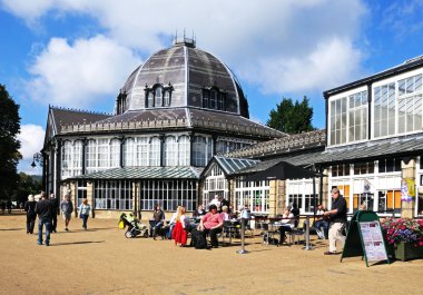 Ön planda bir kaldırım kafe ile Pavilion Gardens Sekizgen Salonu, Buxton.