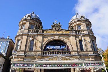 Opera Binası'nın ön görünümü, Buxton.