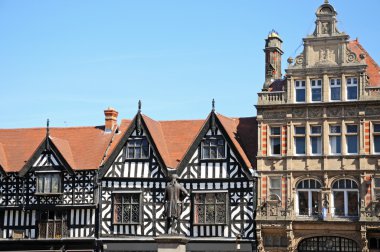 Ön planda Hindistan heykeli Clive ile Meydanı etrafında Tudor binaları, Shrewsbury.