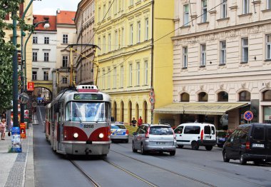 Şehir merkezindeki bir sokakta tramvay, Prag, .