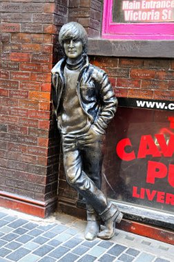 Mathew Street boyunca Mağara Kulübü tarafından John Lennon Heykeli, Cavern Quarter, Liverpool.