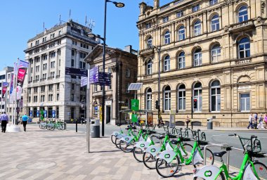 Ön planda Şehir kiralama bisiklet ile James Street Köşesinde Derby Meydanı'nda Turistik manzaraları tabela, Liverpool.