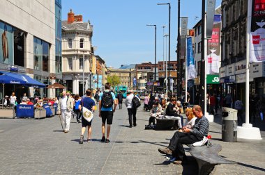 Alışveriş ve turistler whitechapel shoping sokak boyunca şehir merkezinde, Liverpool.
