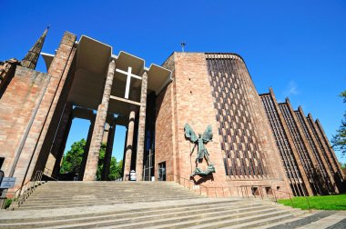 Yeni Katedral, Coventry duvarında Michael ve Şeytan Heykeli.
