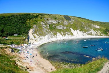 Plaj, Lulworth Koyu zevk ile koya doğru yamaç aşağı bakarak görünümü.