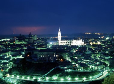 Bir yıldırım çarpması sırasında gece şehir ve Katedral üzerinde görünümü, Toledo.