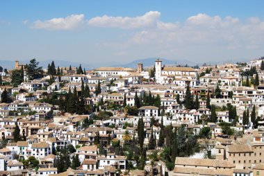 Alhambra, Granada Sarayı'ndan görülen Albaicin Bölgesi'nin çatıları üzerinde görünümü.