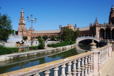 Plaza de Espana, Sevilla'da kanal ve yaya köprüsü.