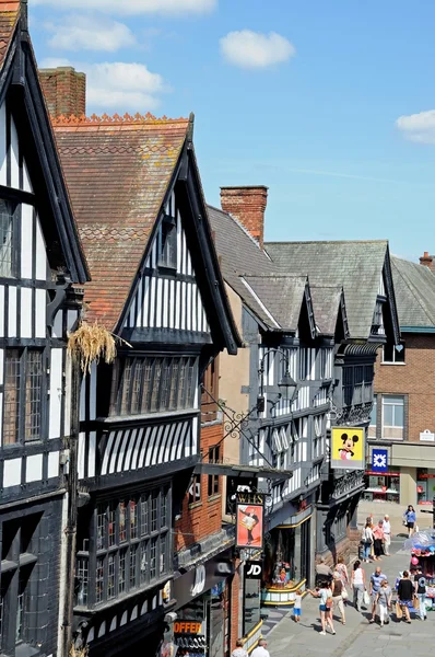 Vue surélevée des magasins Tudor le long de la rue Eastgate, Chester . — Photo