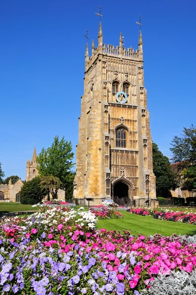 Torre del reloj de la abadía y macizos de flores en Abbey Gardens con la iglesia de San Lorenzo en la parte trasera, Evesham . — Foto de Stock